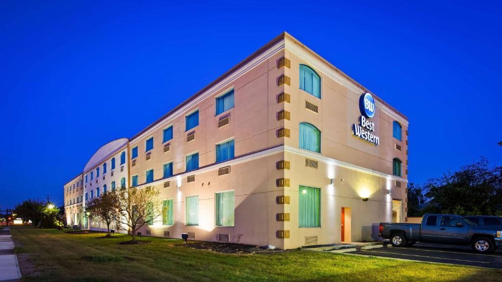 Brook Park Hotel | Best Western Airport Inn & Suites Cleveland