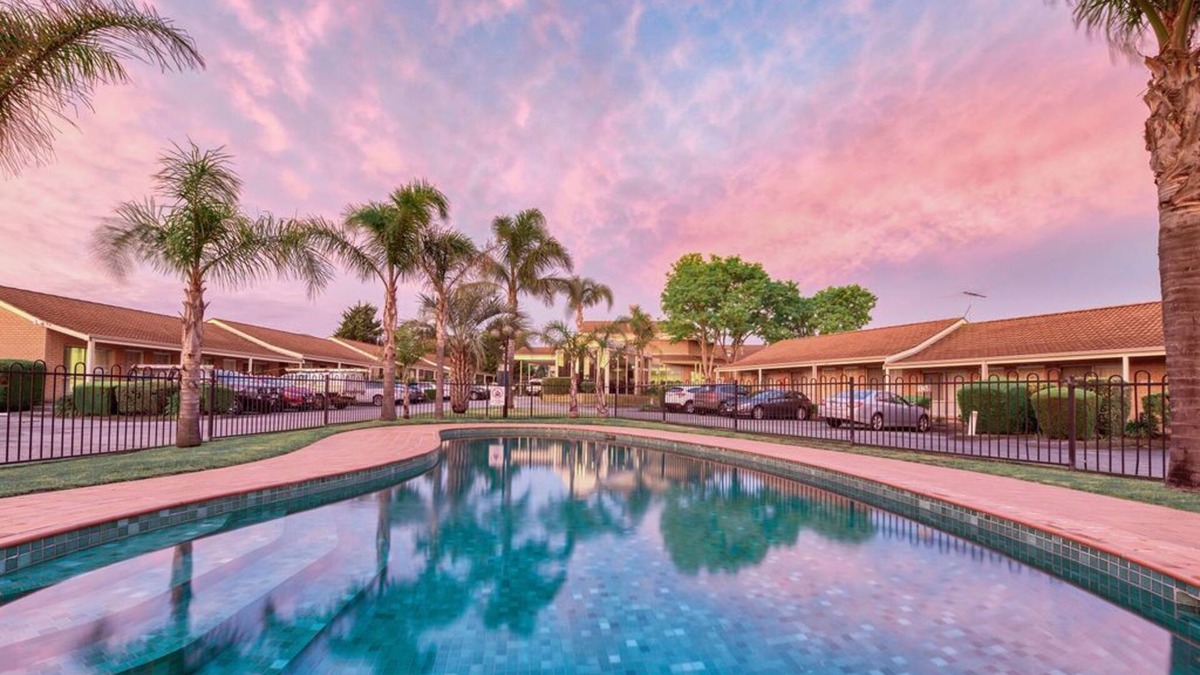 Attwood Hotel | Best Western Airport Motel and Convention Centre