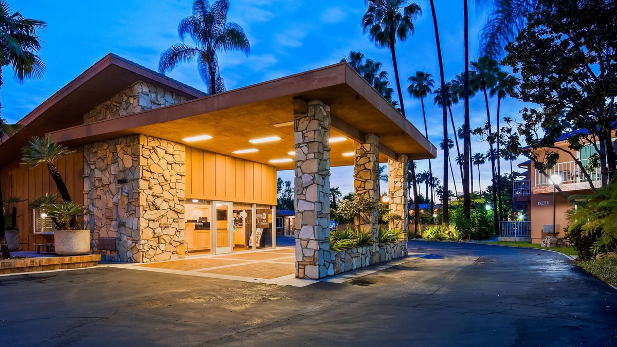 Chino Hotel | Best Western Pine Tree Motel