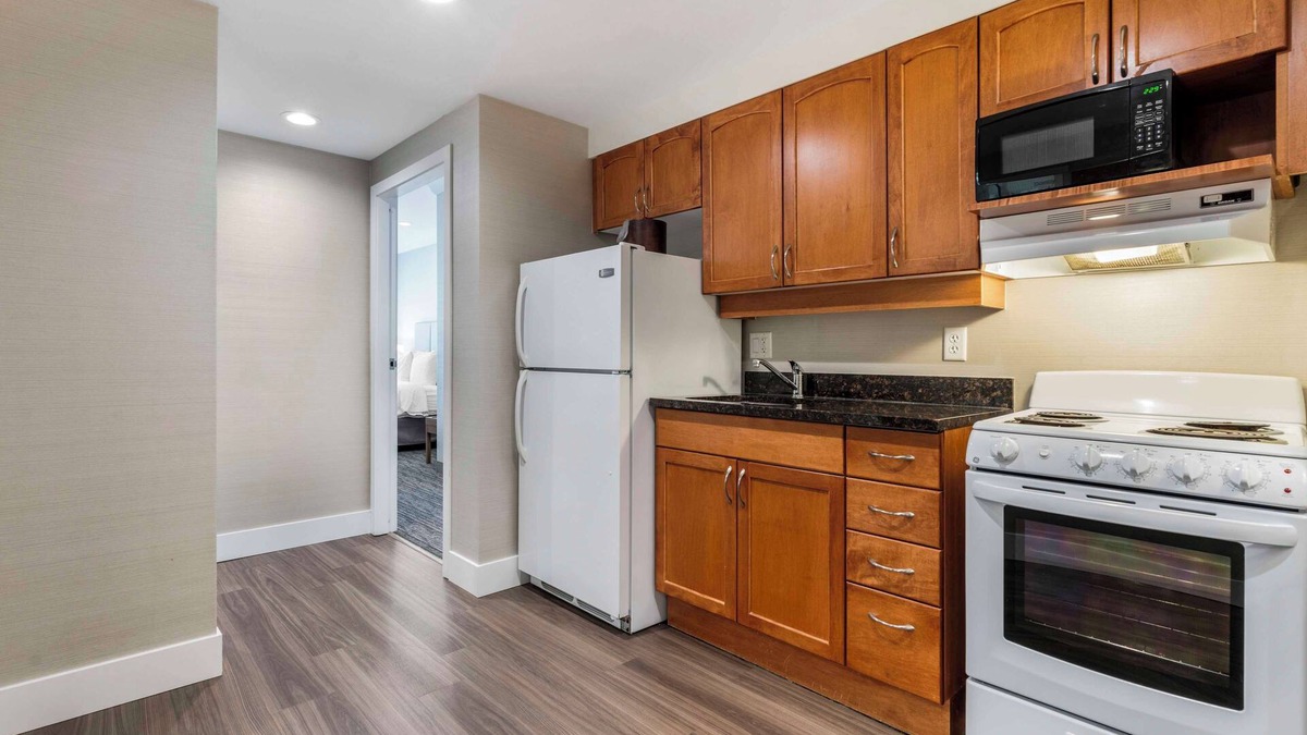 Dilworth Mountain Estates Hotel | Best Western Plus Kelowna Hotel & Suites