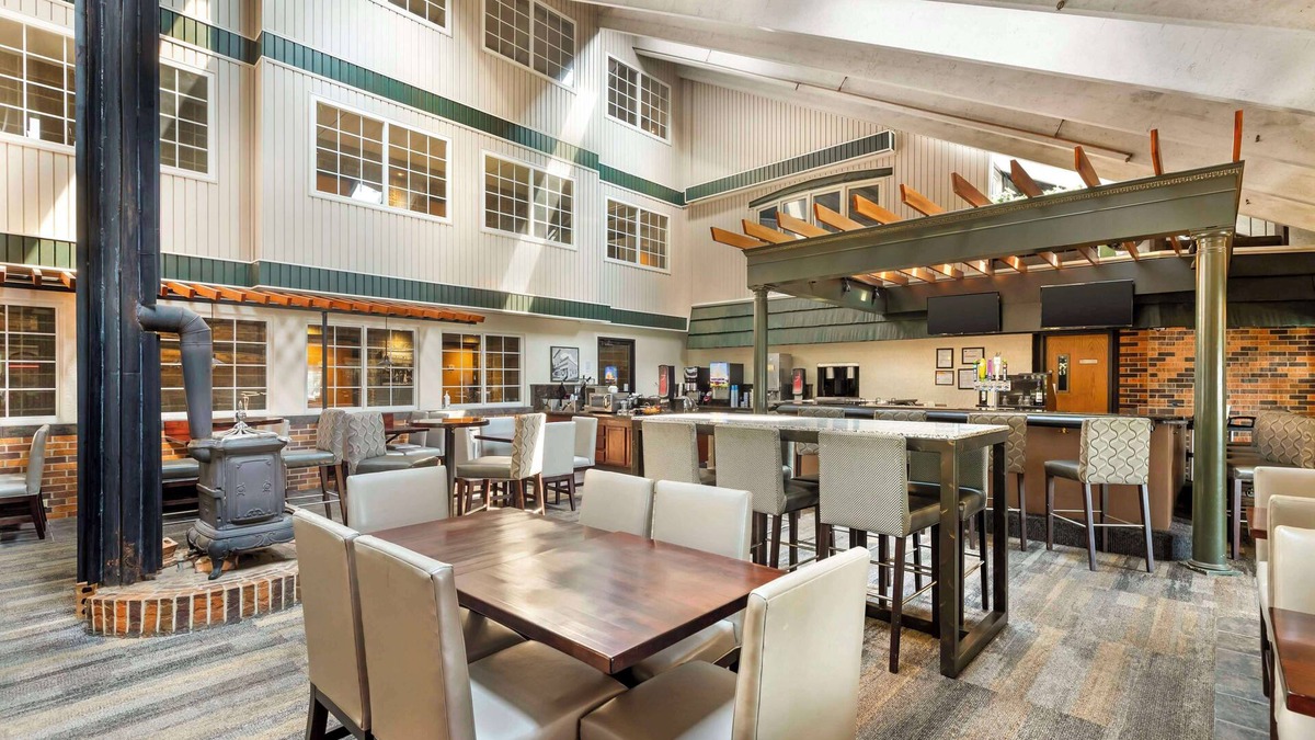 Cedar Rapids Hotel | Best Western Plus Longbranch Hotel & Convention Center