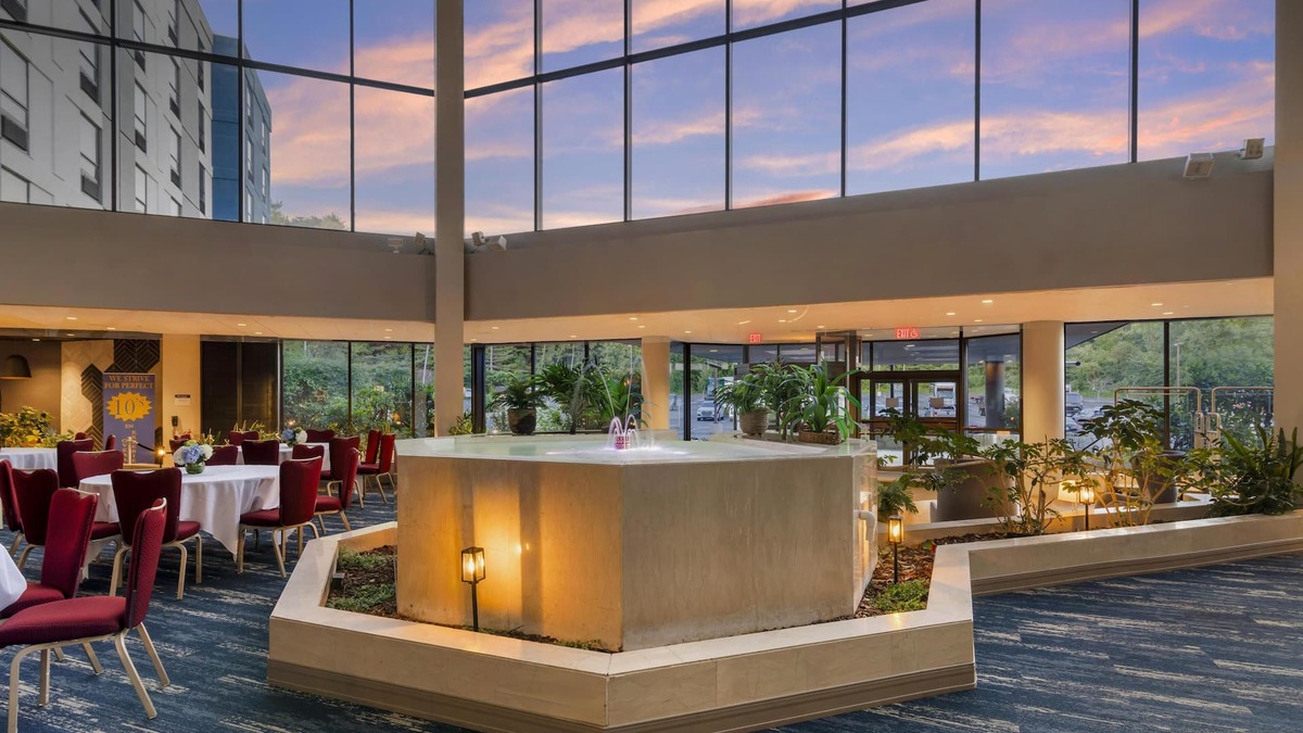 Marlborough Hotel | Best Western Royal Plaza Hotel & Trade Center