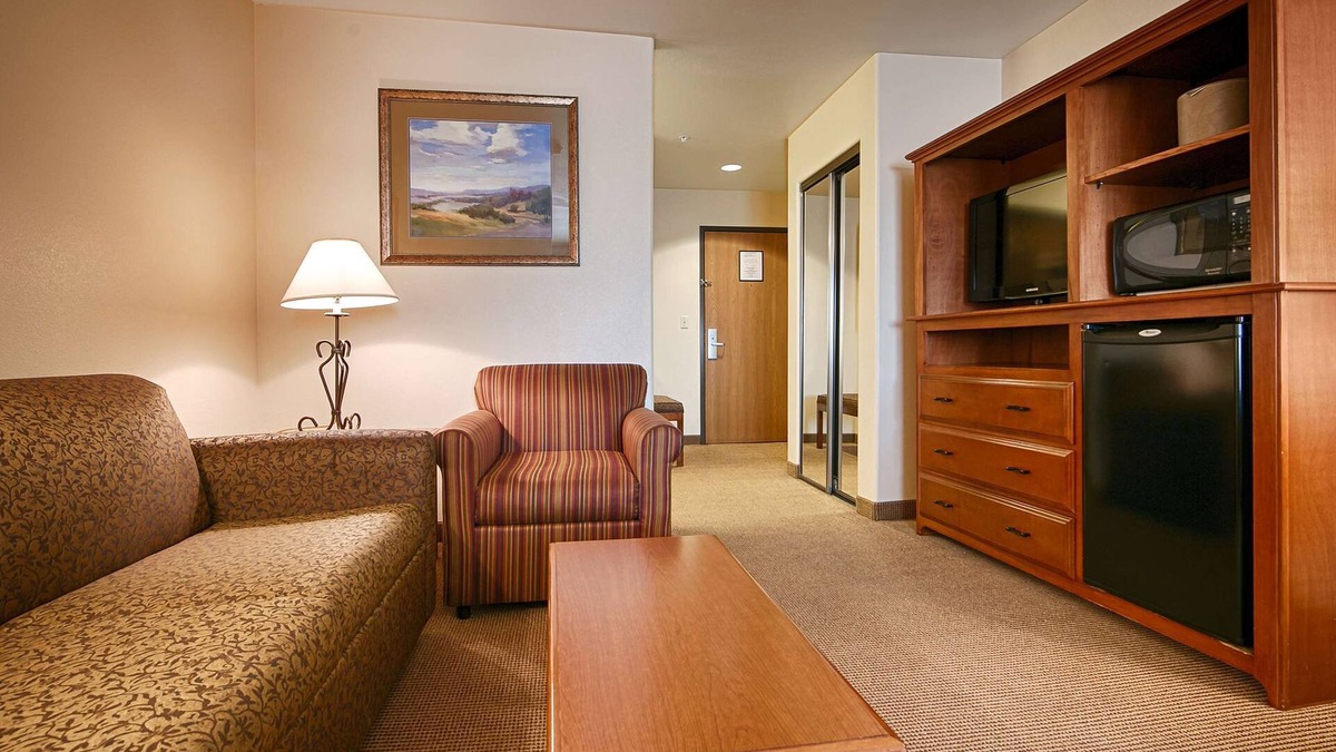 Bloomfield Hotel | Best Western Territorial Inn & Suites