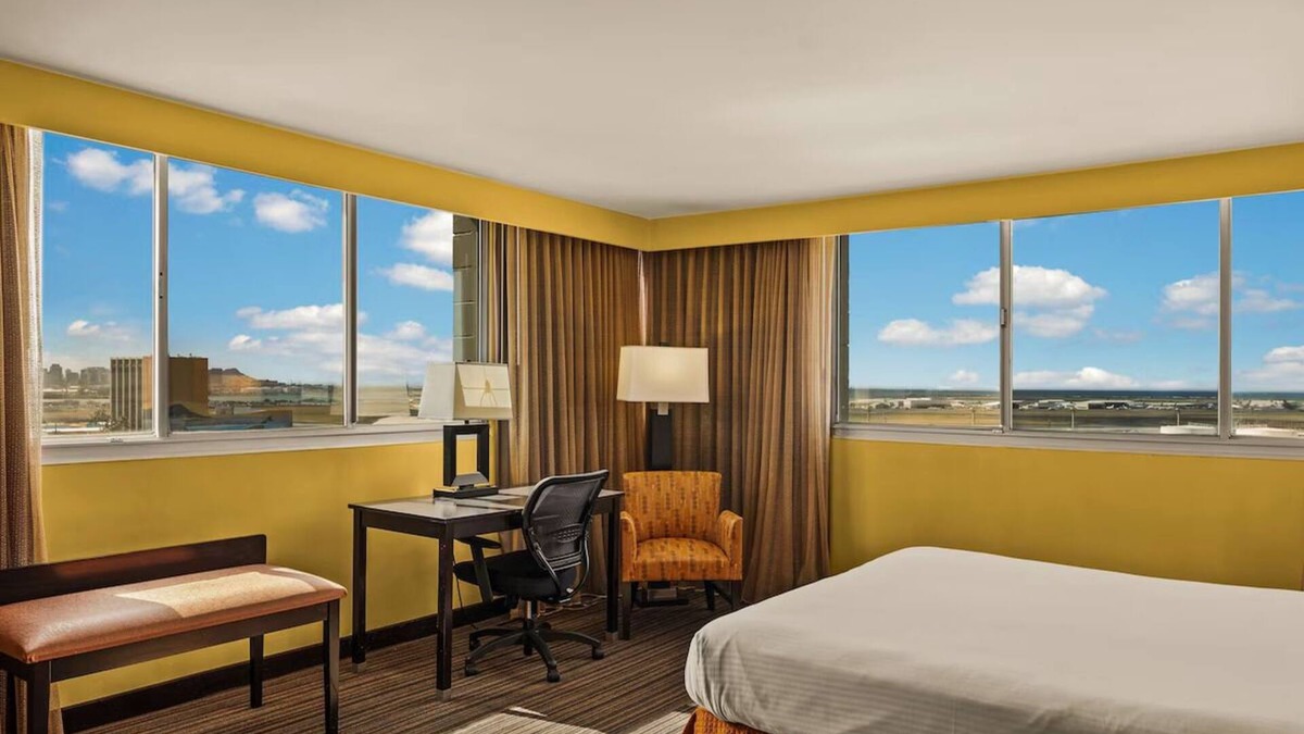 Western Honolulu Hotel | Best Western The Plaza | King Bed with City View | Free Breakfast and Shuttle