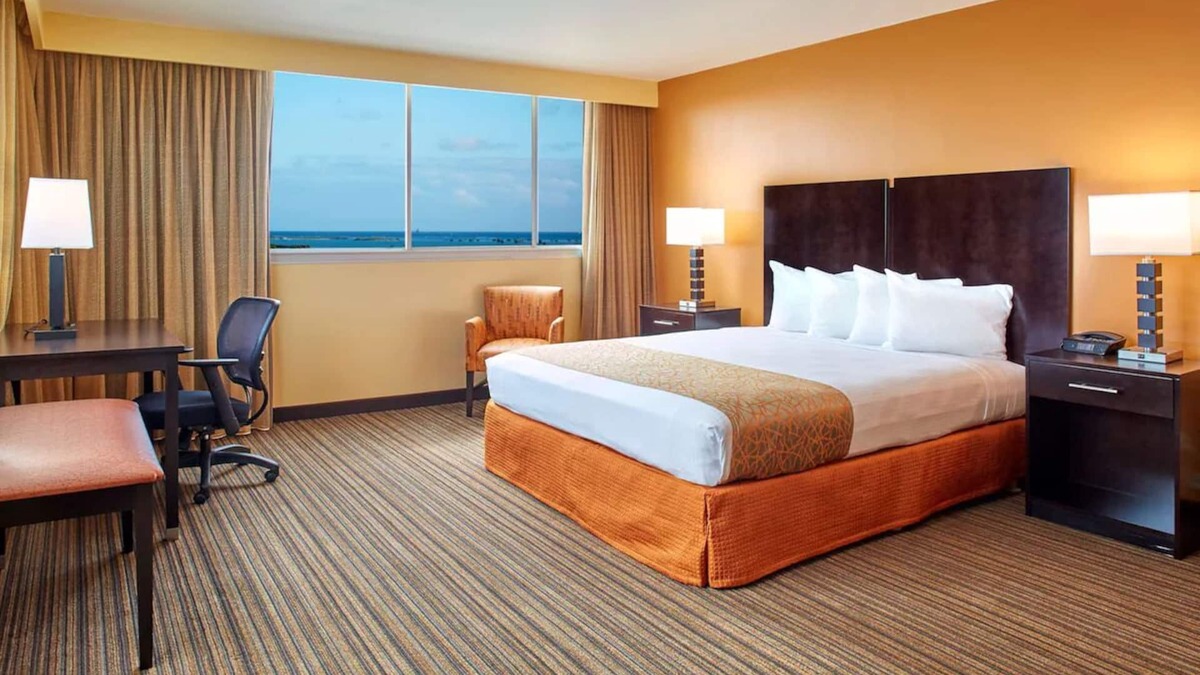 Western Honolulu Hotel | Best Western The Plaza | Deluxe Room with King Bed | Free Breakfast and Shuttle