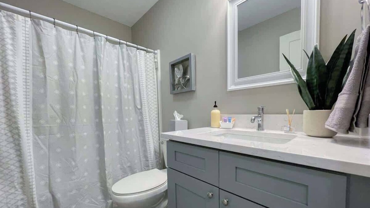 Bettendorf Apartment | Bettendorf Gem: 3BR Apartment w/King Suite & Office!