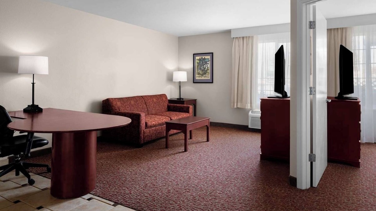 East Lake Hills Hotel | Better Choice for your Vacation! 4 Family Suites w/Free Breakfast and Parking