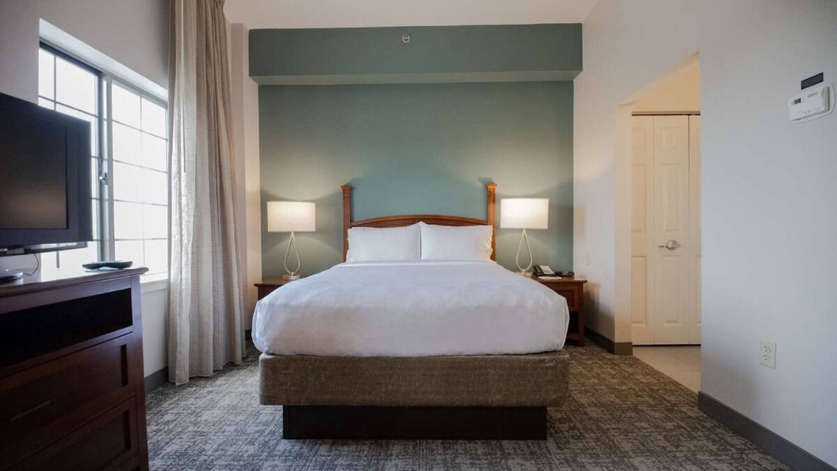 Gateway Hotel | Better Choice for your Vacation! 2 Modern Units, w/Pool, Near Quarries Park!