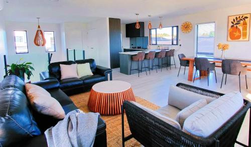 Wharewaka Villa | Better than Home - NEW Lake View