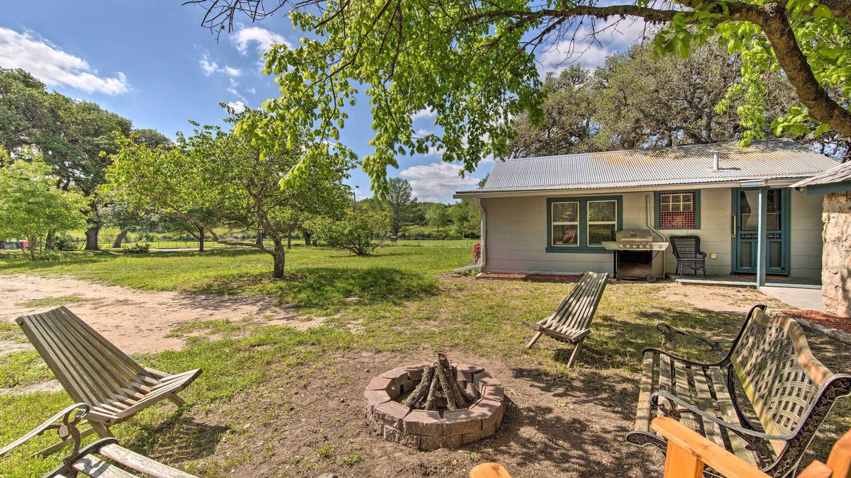 Blanco Cottage | Betty B's River House < 1 Mi to Blanco State Park!
