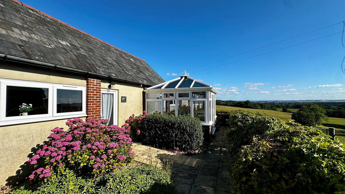 East Chelborough House | Betty's Barn - sleeps 5 guests in 3 bedrooms