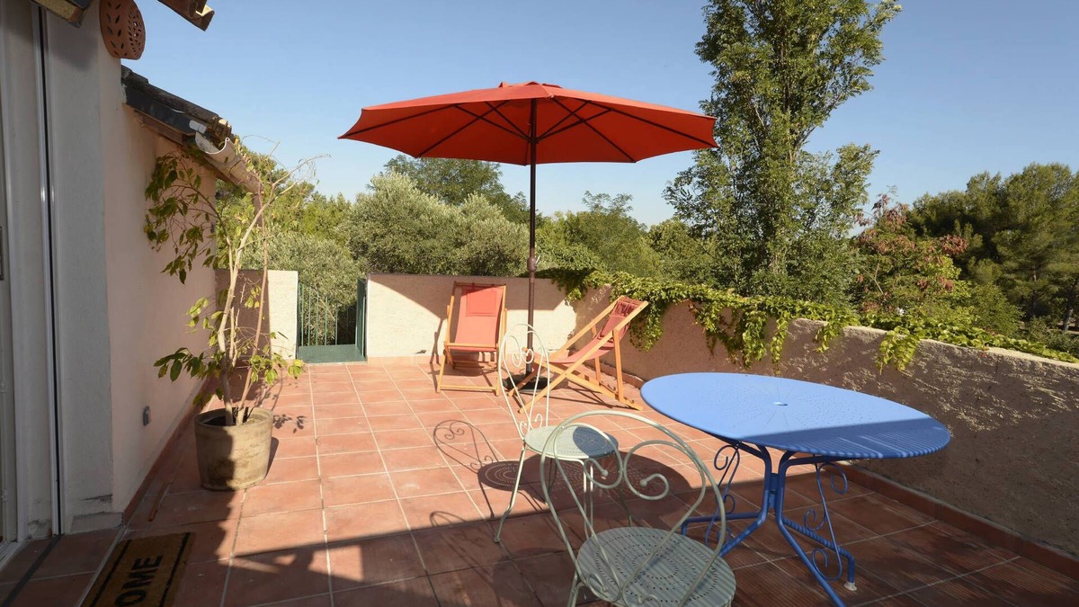 Saint-Mitre-les-Remparts Apartment | Between Alpilles and Cote Bleue apartment in a charming farmhouse with pool