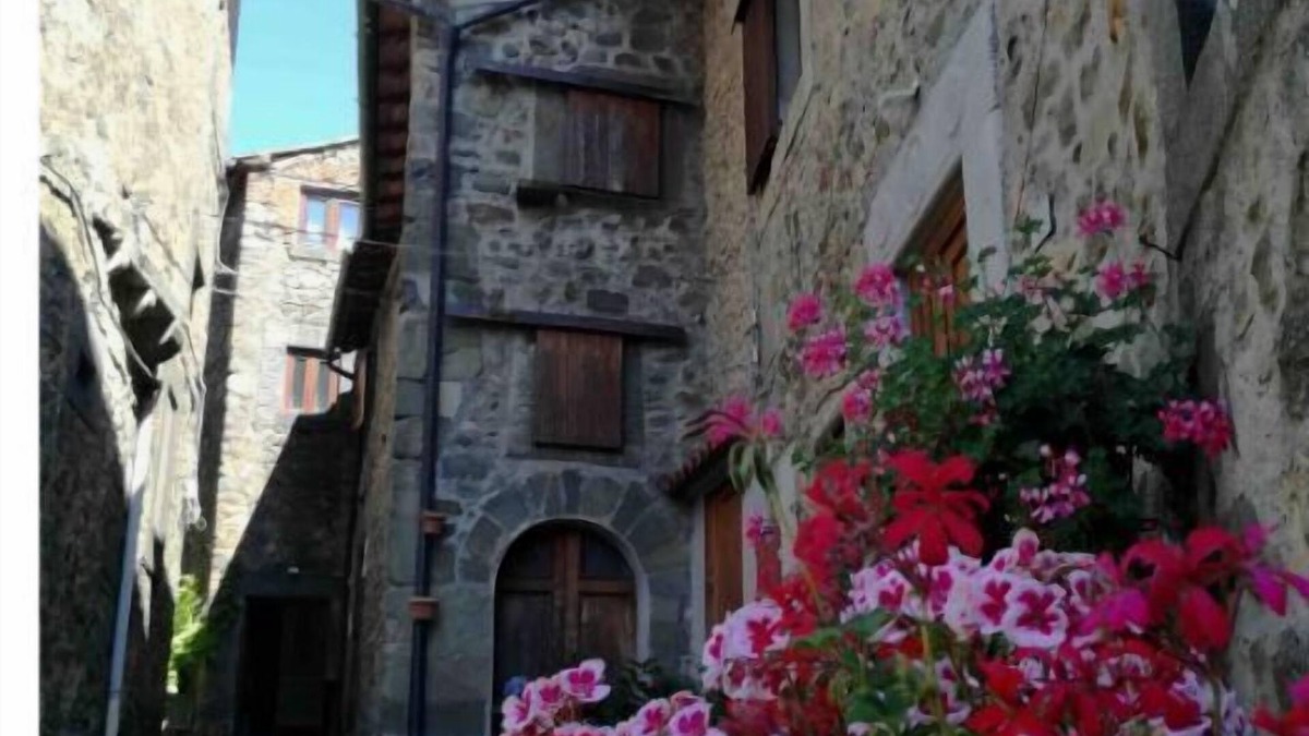 Lanciole Cottage | Between Lucca and Florence in a medieval castle in Tuscany