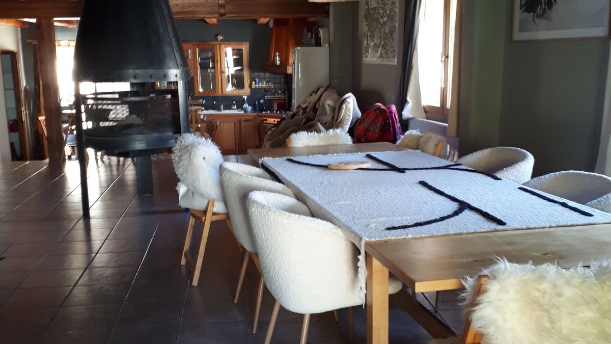 Chateau-Ville-Vieille Ski Chalet | Between ST VERAN AND CEILLAC Beautiful chalet comfort mezzanine fireplace 3Bathrooms