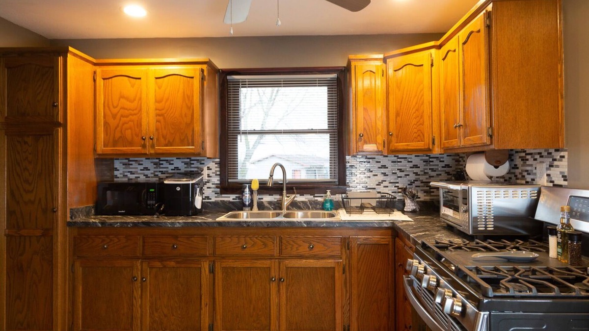 Dubuque House | Between Sundown & Chestnut Ski Resorts & 30 min from the Field of Dreams.