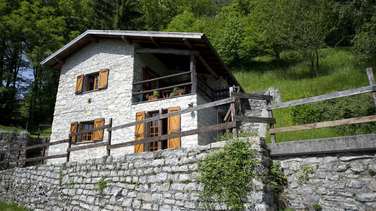 Occagno Cabin | BETWEEN THE FOREST AND THE LAKE