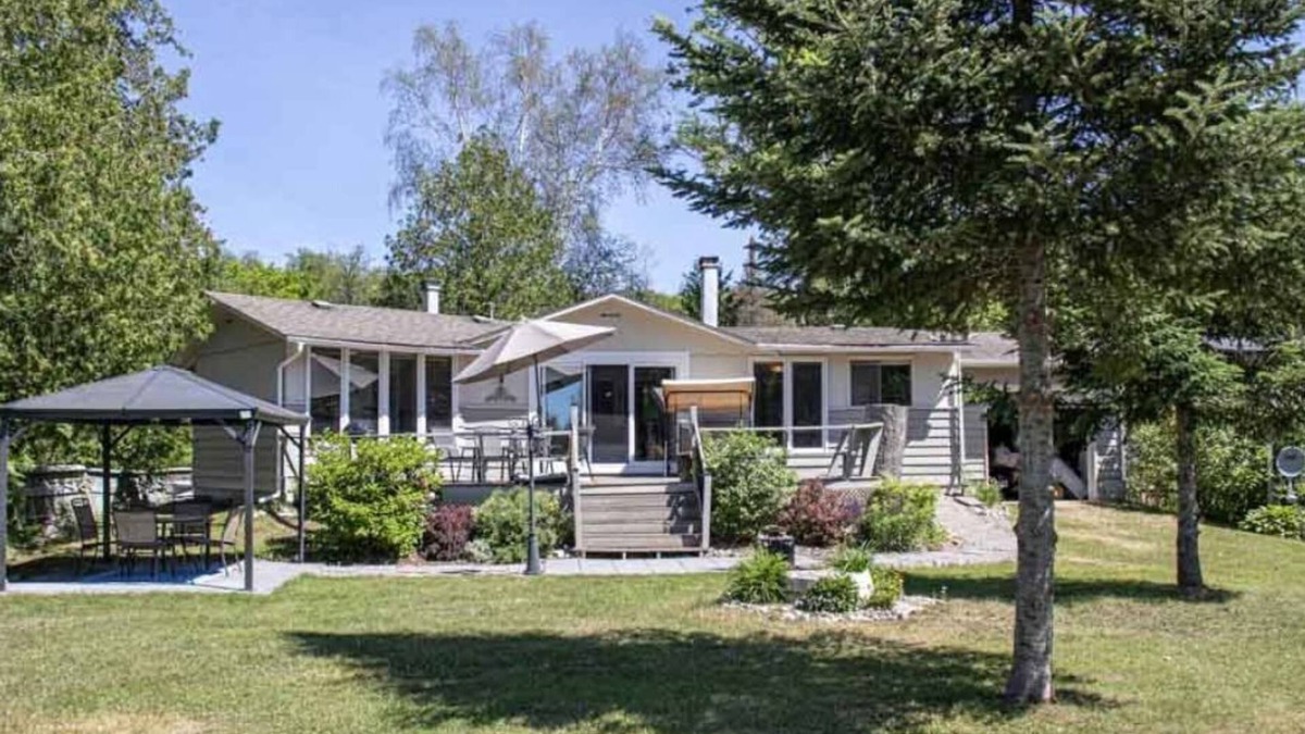 Trent Lakes Cottage | Between the Locks - Affordable 3Br Waterfront Cottage - Pet-Friendly