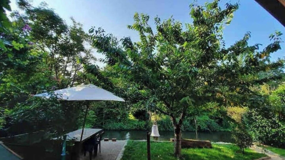 Plobsheim House | Between town & country (garden with river)