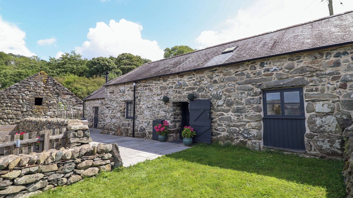 Llanfair Cottage | BEUDY BACH, pet friendly, character holiday cottage in Llanfair