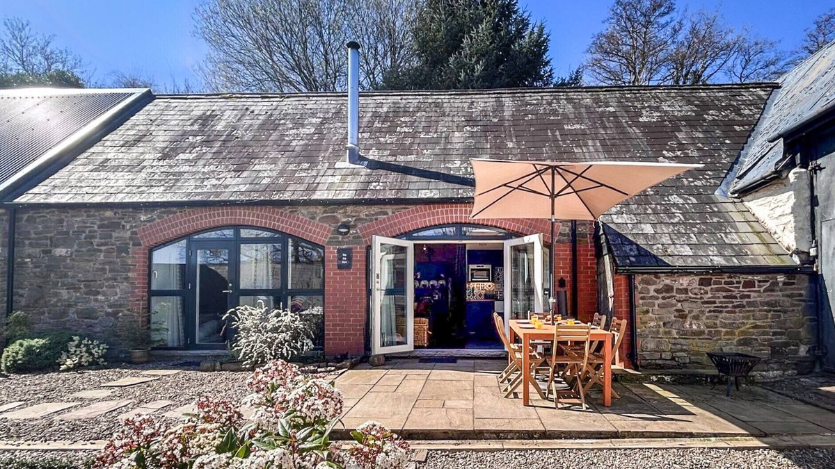 Llanfihangel Tal-y-llyn House | Beudy'r Gamlas - Two Bedroom House, Sleeps 4