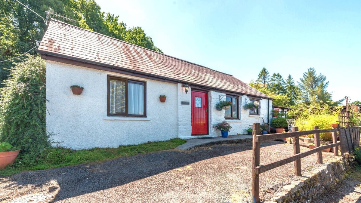 Pentrefelin House | Beudy - Two Bedroom House, Sleeps 4