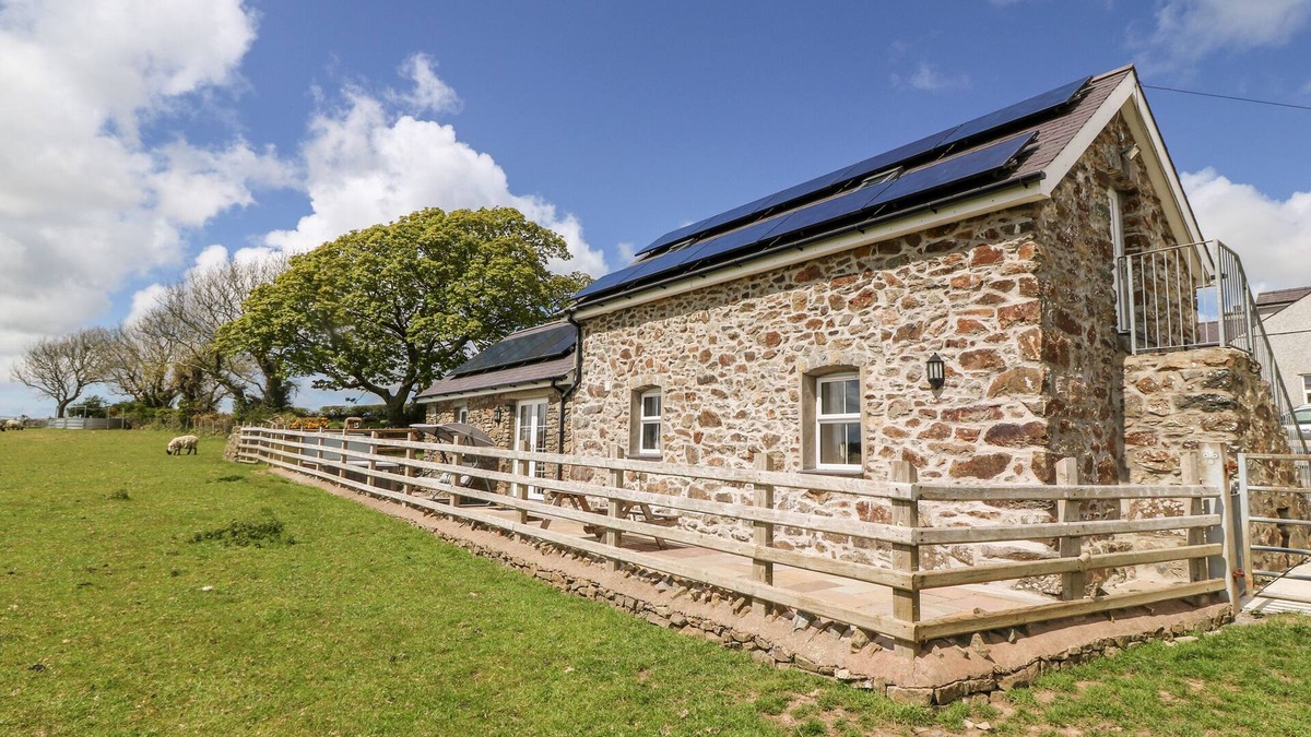 Llanerchymedd Cottage | BEUDY TYDDYN, family friendly, with hot tub in Llanerchymedd