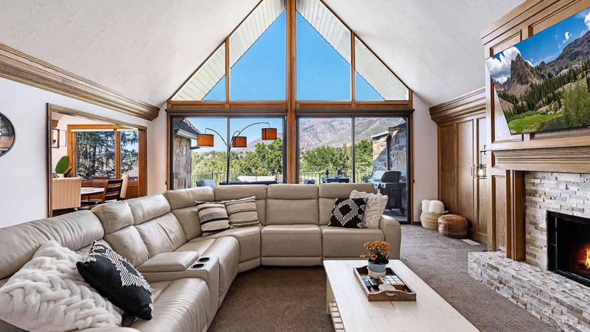 Sandy House | BeUTAHful Retreat: Mtn Views, 2 Master Bdrms, HotTub, Game room, Ski, Amenities!