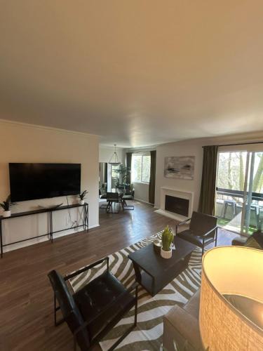 Beverly Grove Apartment | Beverly Hills Midle City 1 br Apt with Parking 202