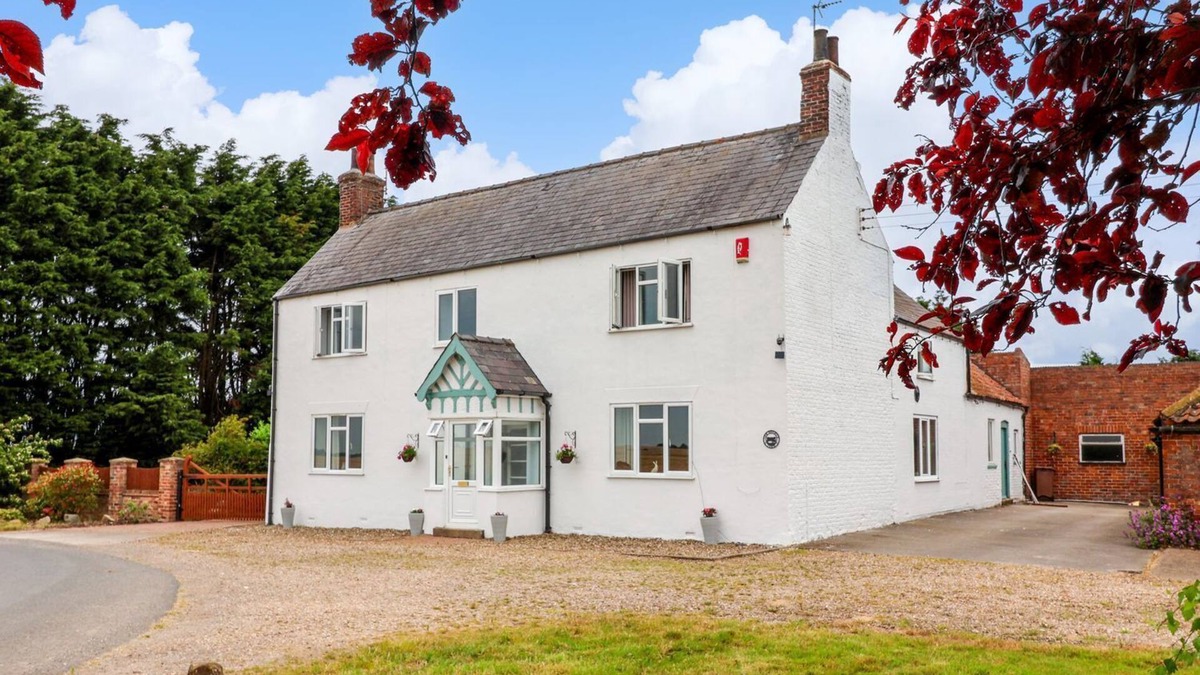Mappleton Cottage | BEWHOLME, pet friendly, with hot tub in Skipsea