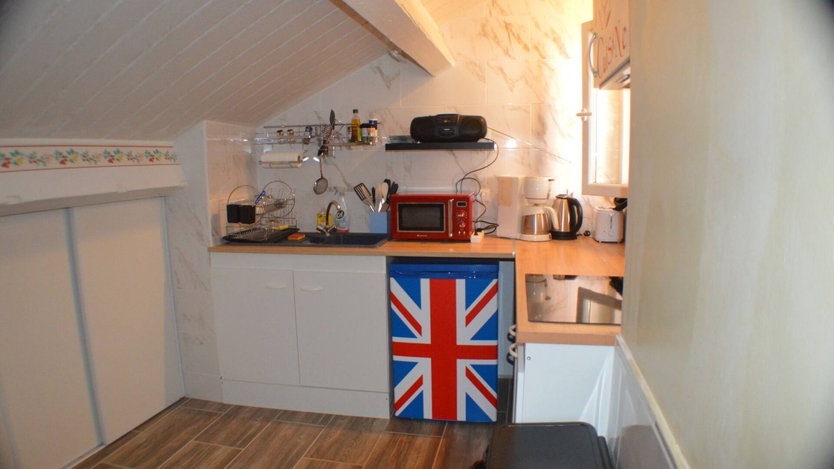 Beziers City Centre Apartment | Béziers Studio terrace with air conditioning and WIFI
