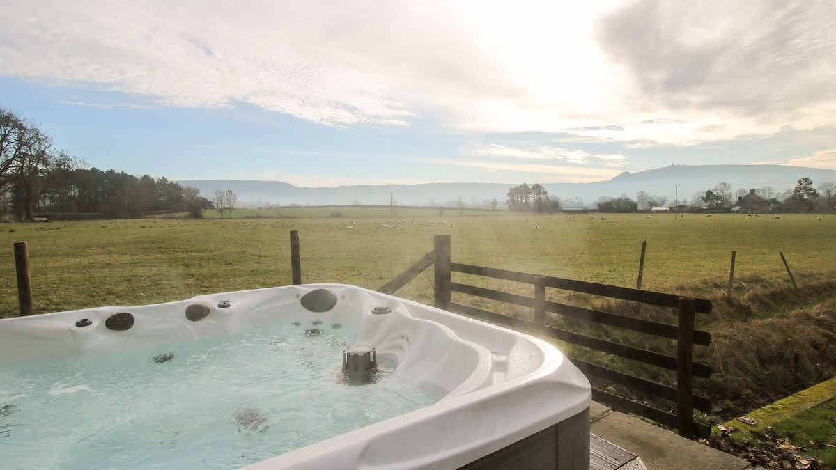 Newcastle-on-Clun Cottage | BICTON LEA, pet friendly, with hot tub in Clun