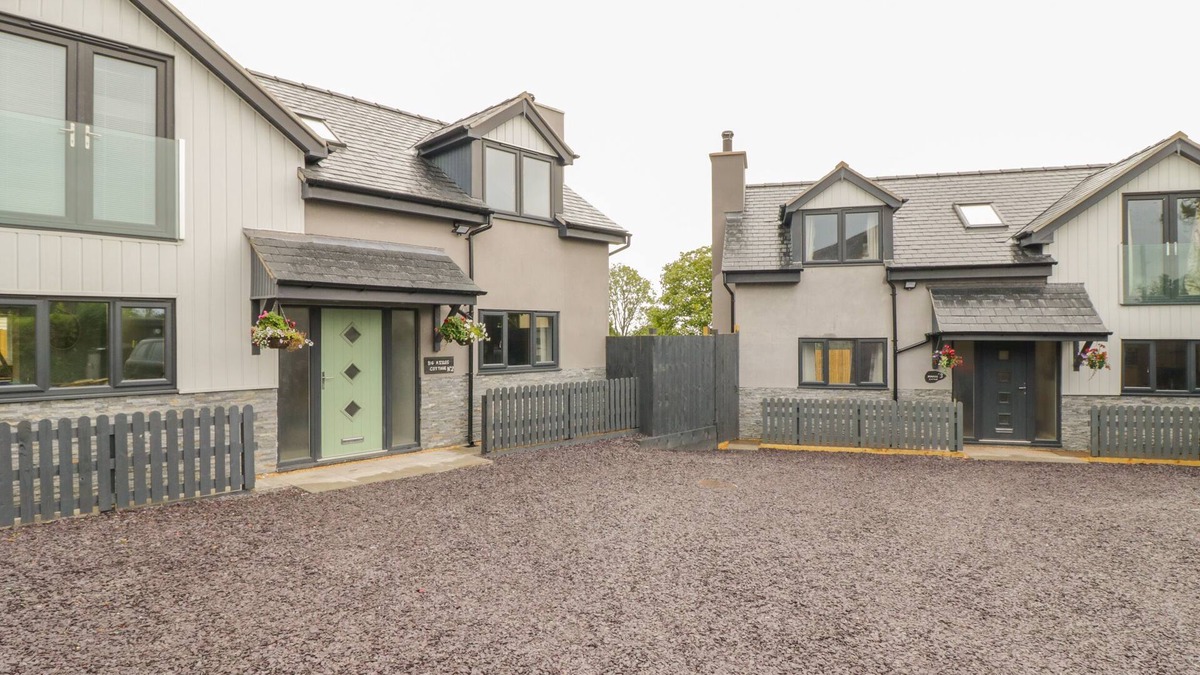 Tyn-y-Gongl Cottage | BIG AZZLES, pet friendly, country holiday cottage in Benllech