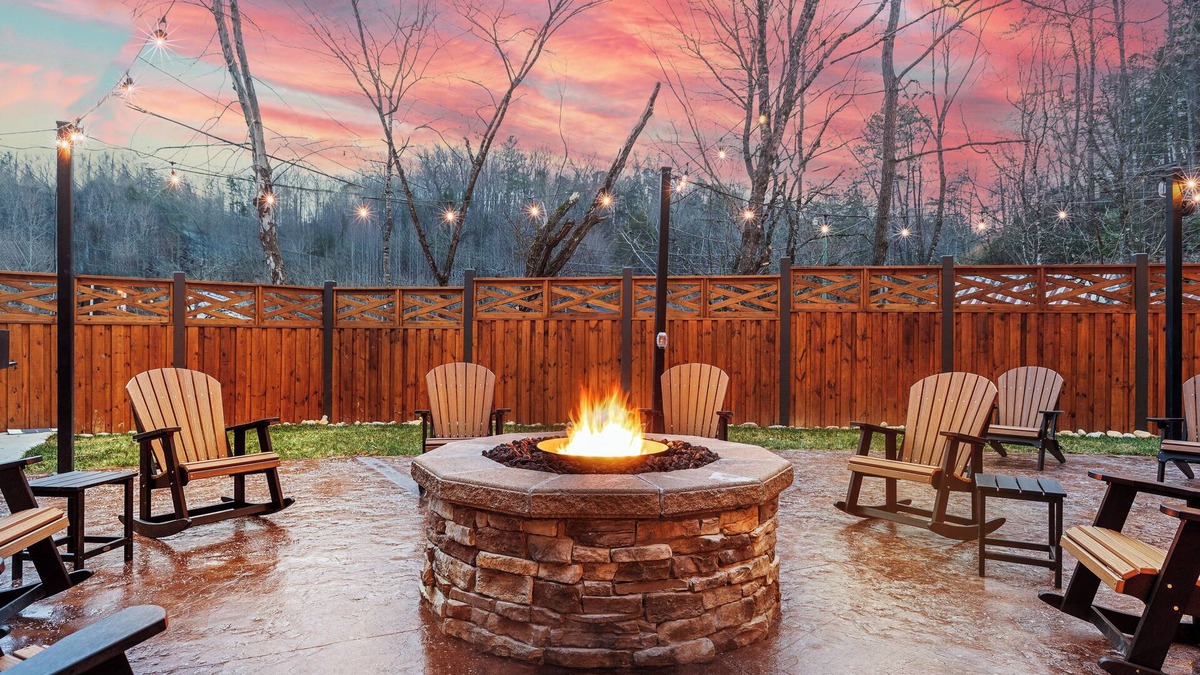Gatlinburg - Pigeon Forge Cabin | BIG BEAR COVE - 26 BEDROOMS, SLEEPS 100 PEOPLE, LOADED WITH LUXURY!