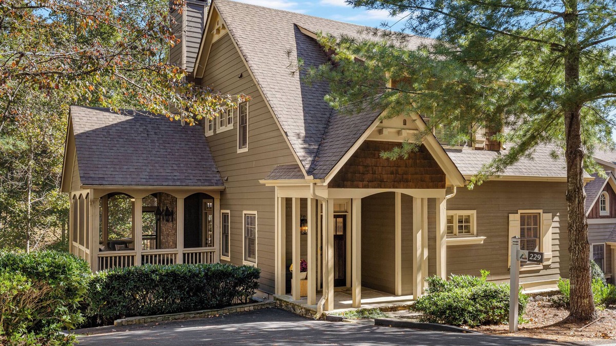 Big Canoe House | Big Canoe Home - Walk to Beach Club! Light-filled and spacious.