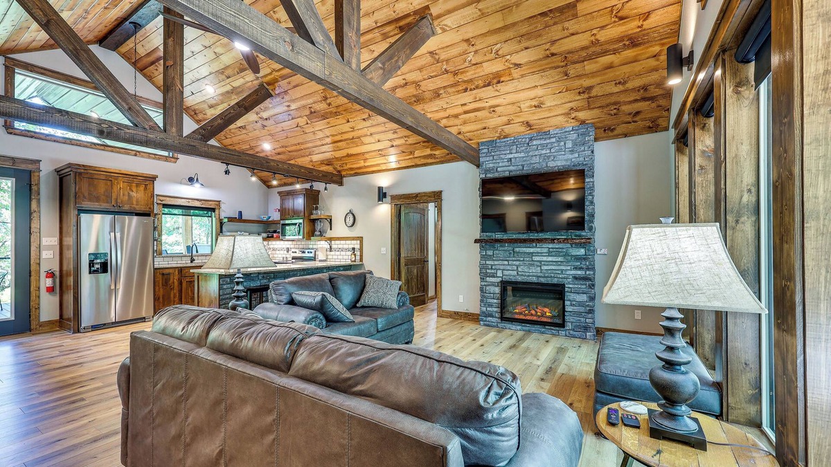 Hodgen Cabin | Big Cedar Vacation Rental w/Deck & Hot Tub!