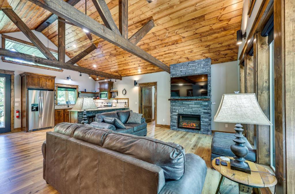 Hodgen House | Big Cedar Vacation Rental with Deck and Hot Tub!