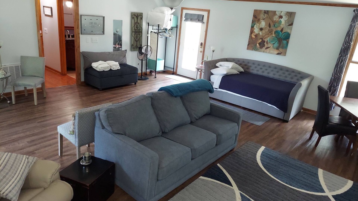 Nashville Apartment | BIG Comfy-Cozy Family Room