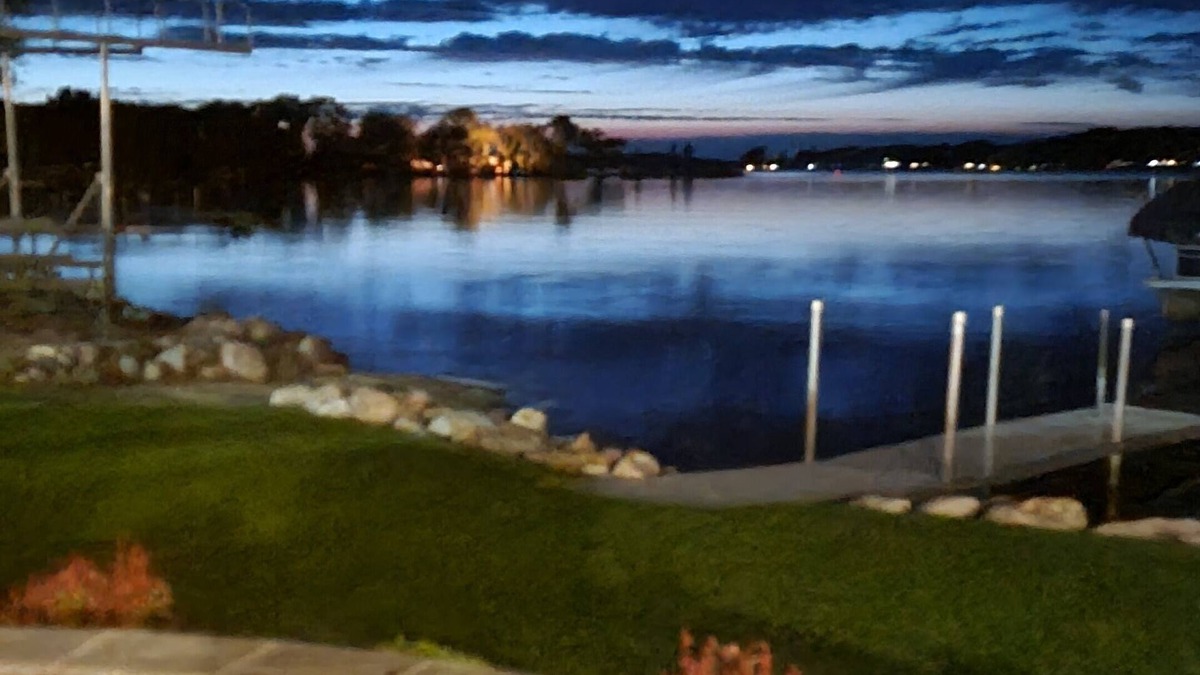 Audubon House | BIG CORMORANT 3 bedroom house with WiFi, AC. 4th bedroom lakeside with A/C.