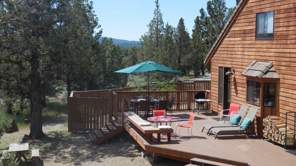Bend House | Big Country Home, Relax with Great Views, Lots of Privacy, and Bring your Dog!