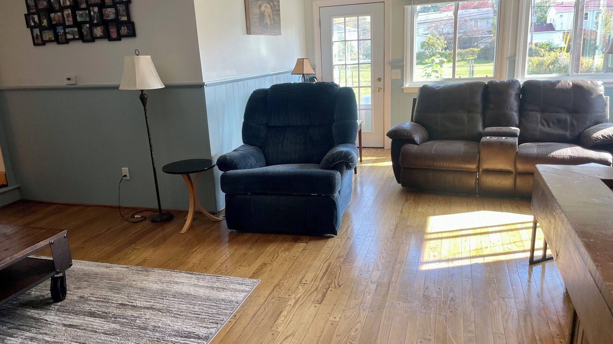 Williamsville House | Big & Cozy 3-bedroom House with Driveway, Huge TV & Fireplace in Buffalo Suburbs