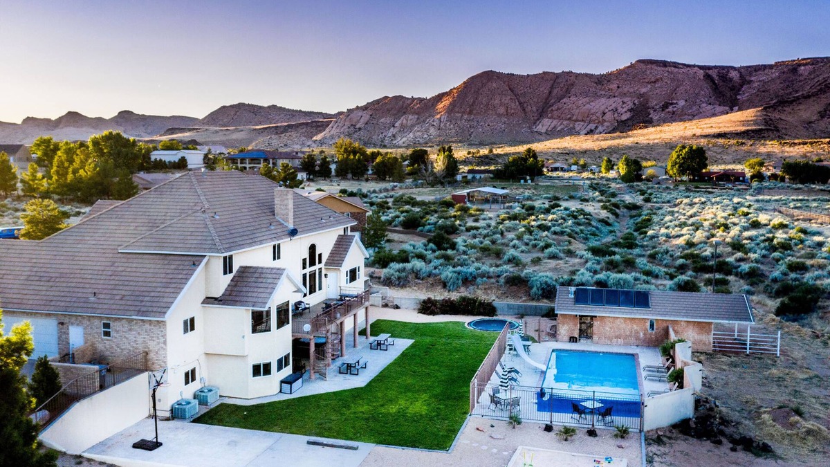 St. George House | Big Families, Private Pool + Pickle ball, Hot Tub, Exercise + Secret Room, Games