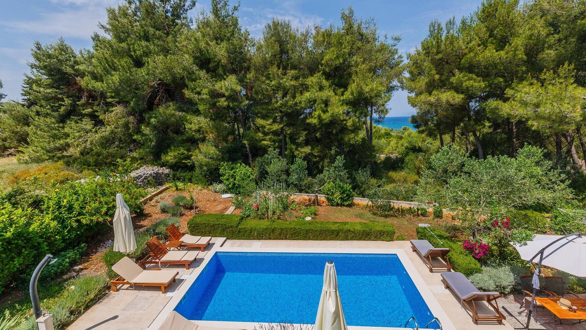 Mirce Villa | Big family villa with pool, quiet & green location, just 2 minutes walk to beach