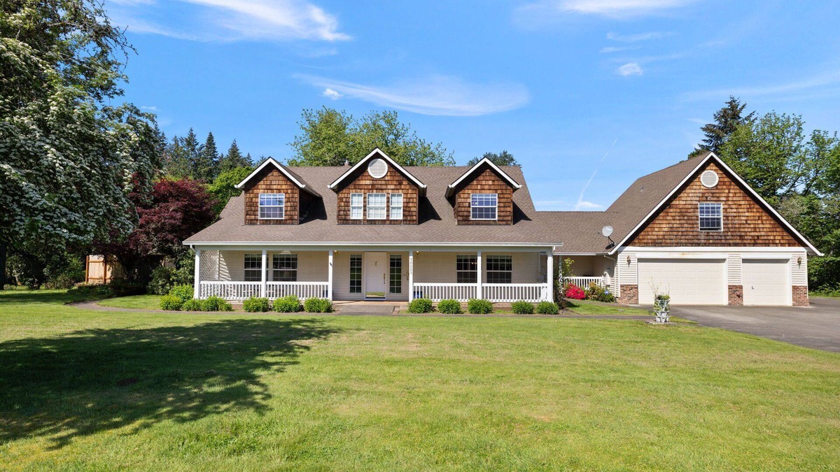 Estacada House | Big Fun Home: Jet-tub BBQ Crib Ping-pong Step-free near Disc Golf & Kayaking