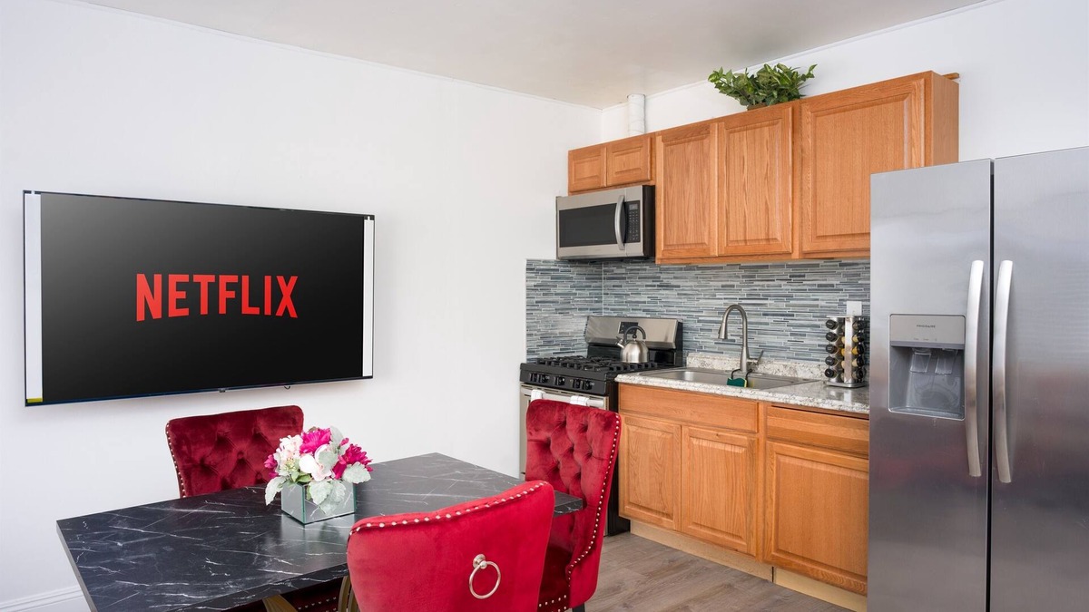 Simi Valley Apartment | Big gated yard, Work/play room, King bed