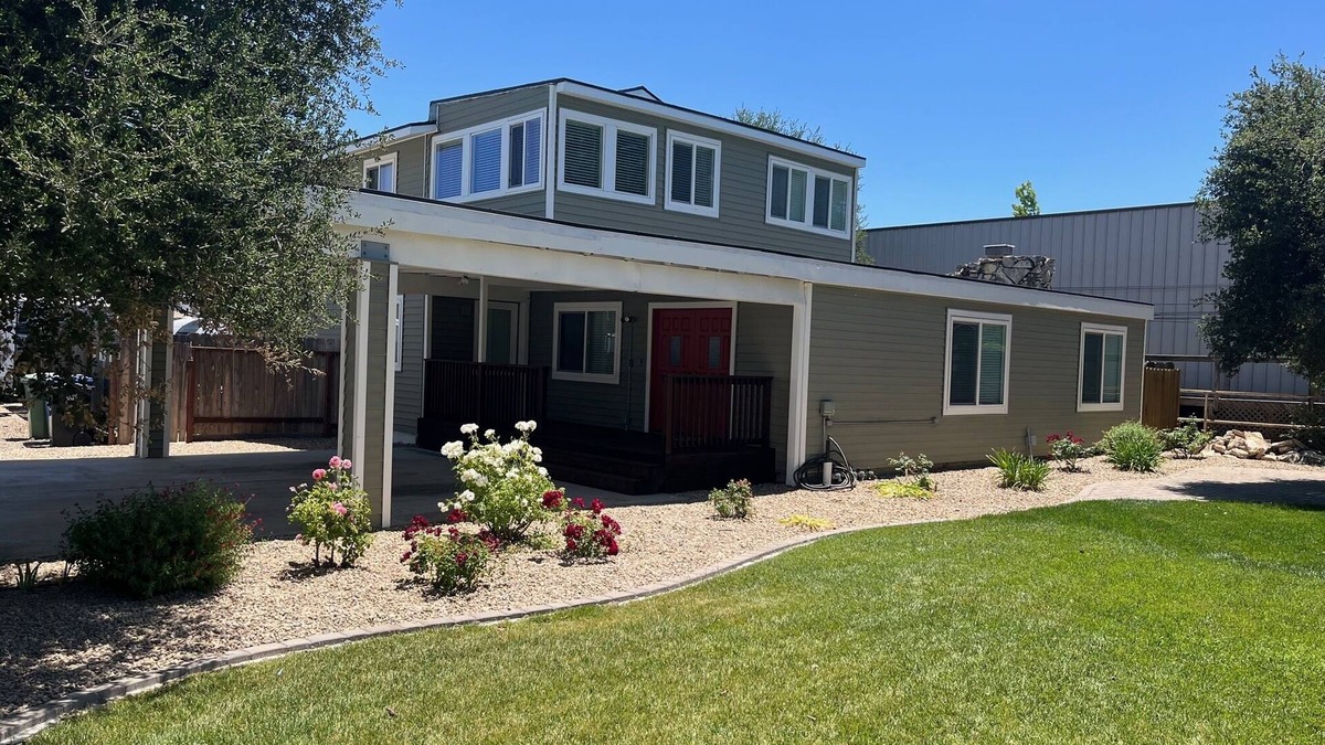 Templeton House | Big Green House 4bdrm - 3 bath with Pool Table