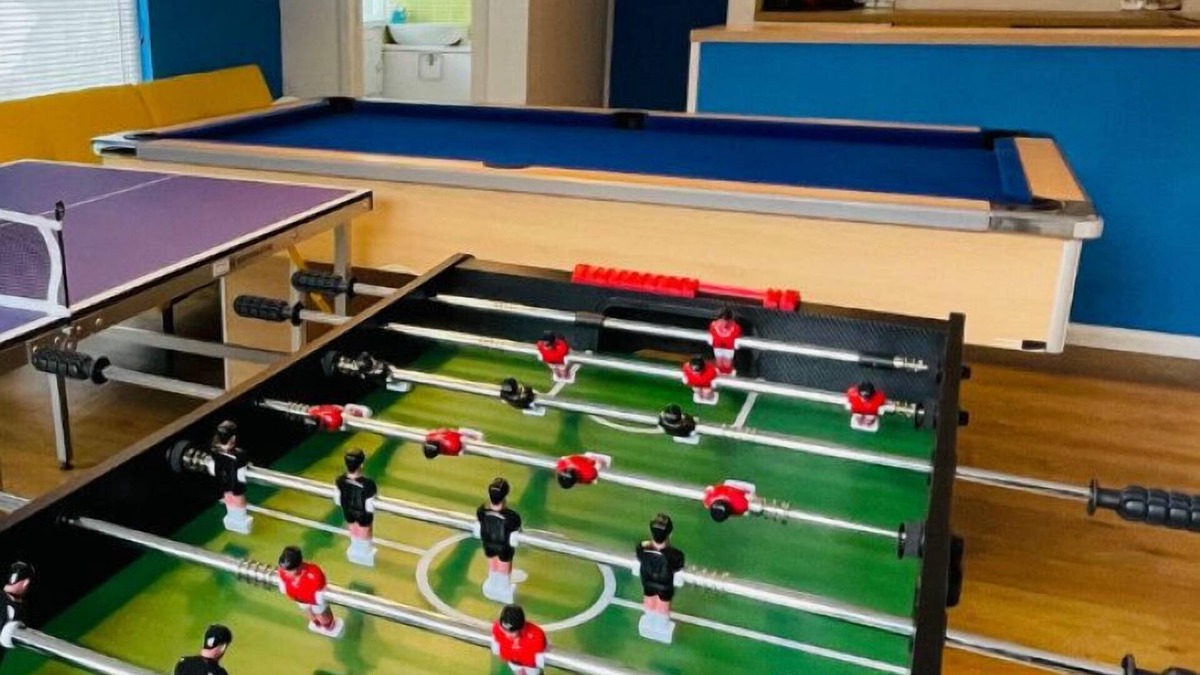 Stonehouse Apartment | Big groups 20+, XL HotTub, Cinema, Arcade, Games