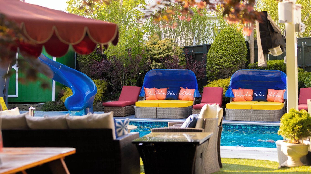 Elmhurst House | BIG HEATED SALT WATER POOL & HOT TUB 3 MIN TO DOWNTOWN 13 BEDS 3 BATHS