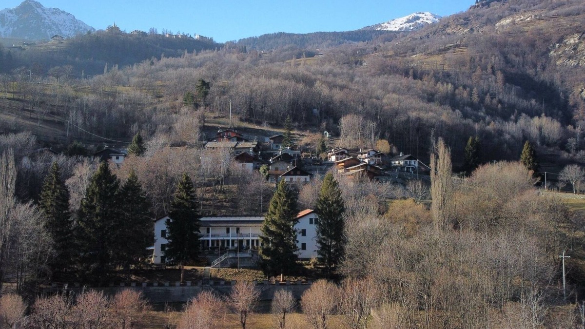 Antey-Saint-Andre House | Big house Italian alps for groups of 10 to 70 nmin 3 days ,2 pers contact web!