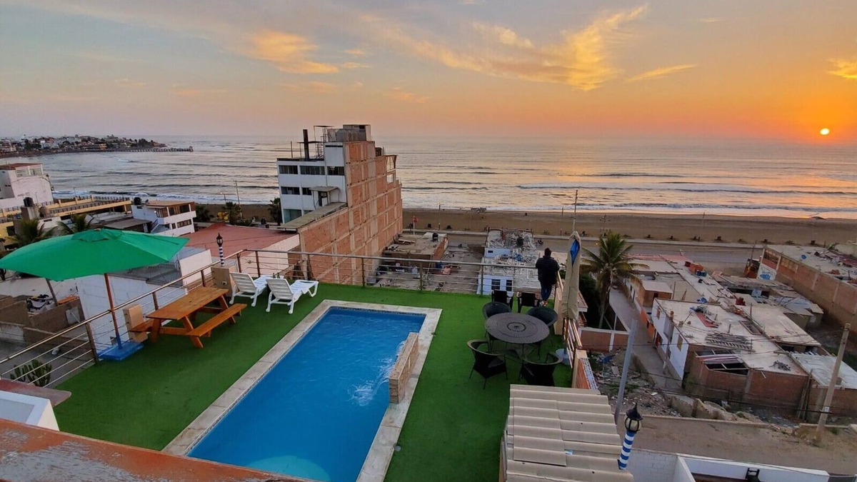 Huanchaco Ski Chalet | Big House with Pool at 4th floor front to the Beach