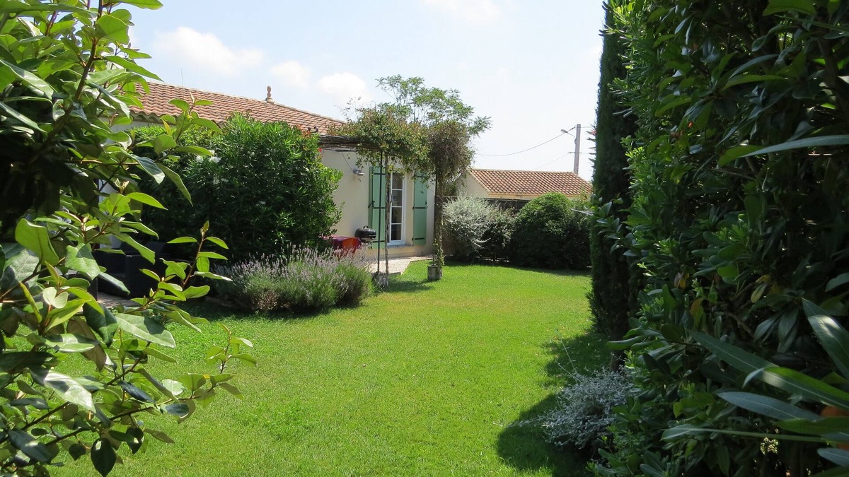 Pomerols House | Big independent house with garden and swimming pool